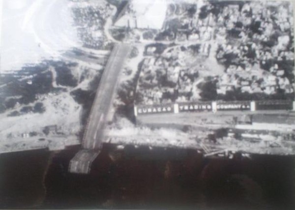 06-11-1967 stortte de in aanbouw zijnde brug in, het daverende lawaai was in de machinekamer van de Wamandai te horen. 
